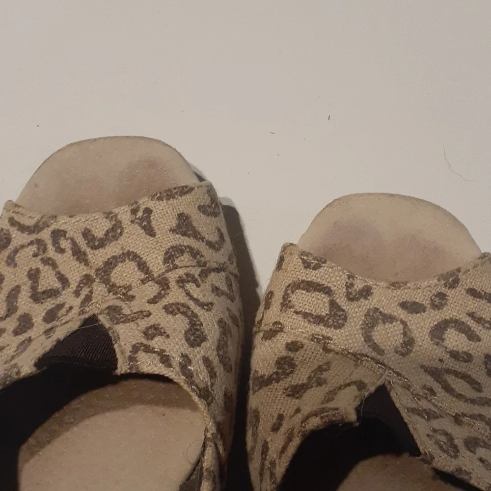 Toms Women's Shoes Canvas Peep Toe Wedge Heels Leopard Cheetah Print Slip On 7‎